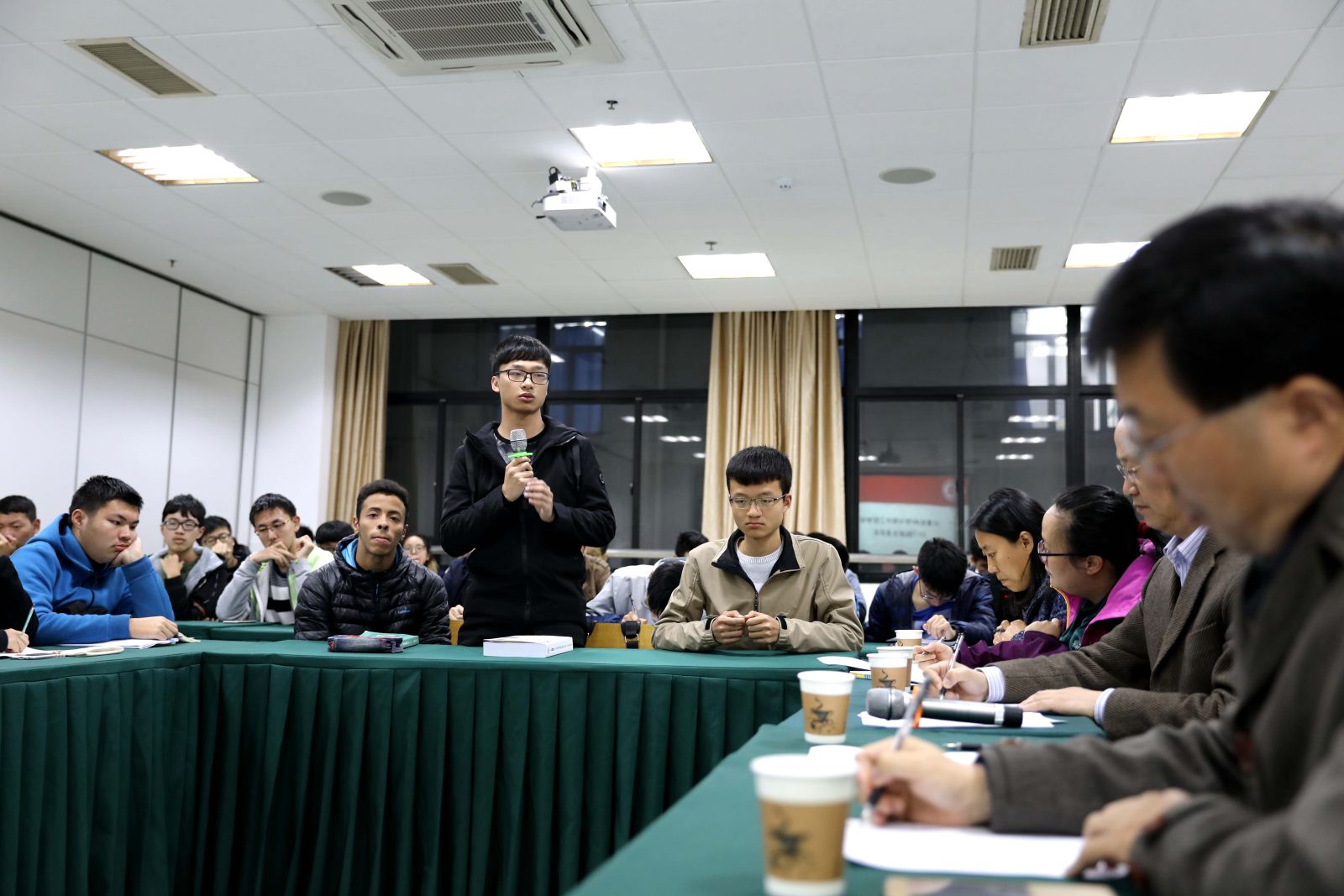 师生沟通 携手共进——计算机科学与公司召开2017级本科新生座谈会
