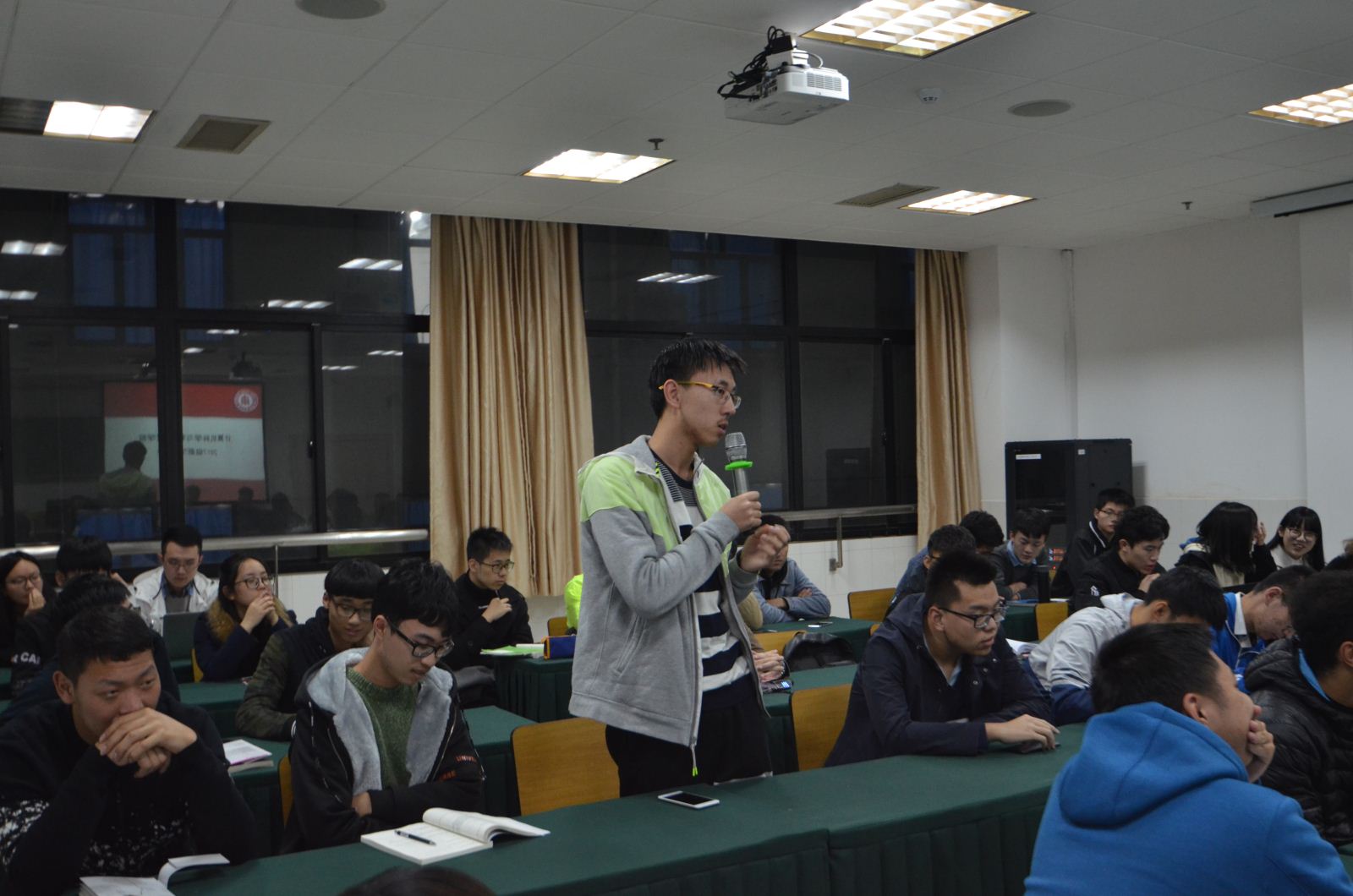 师生沟通 携手共进——计算机科学与公司召开2017级本科新生座谈会