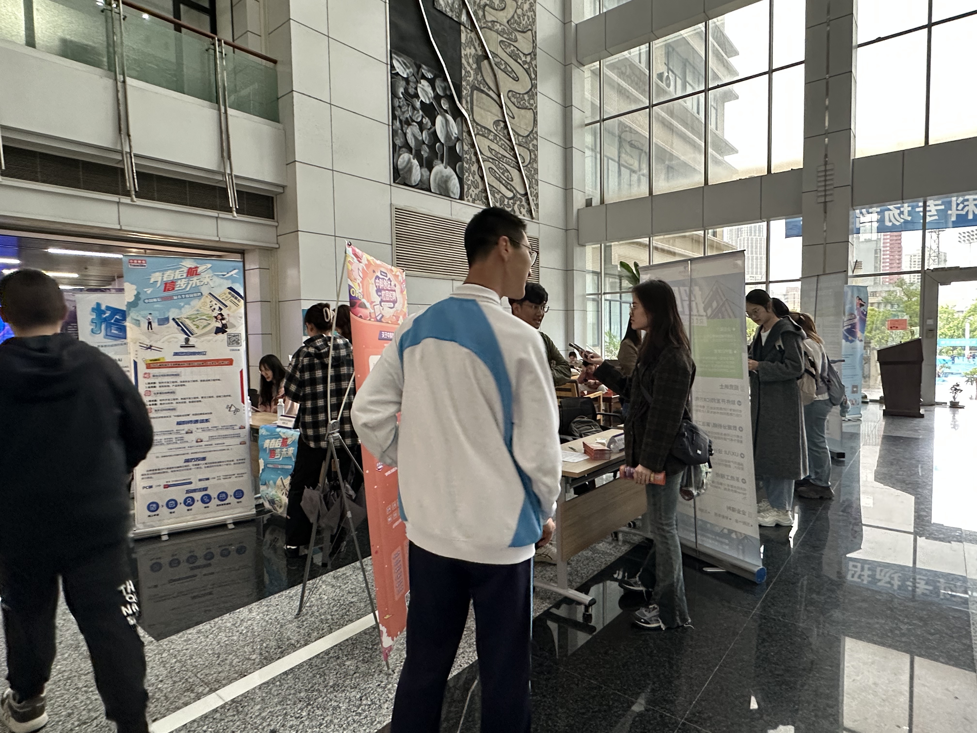 招聘会.jpg 招聘会.jpg