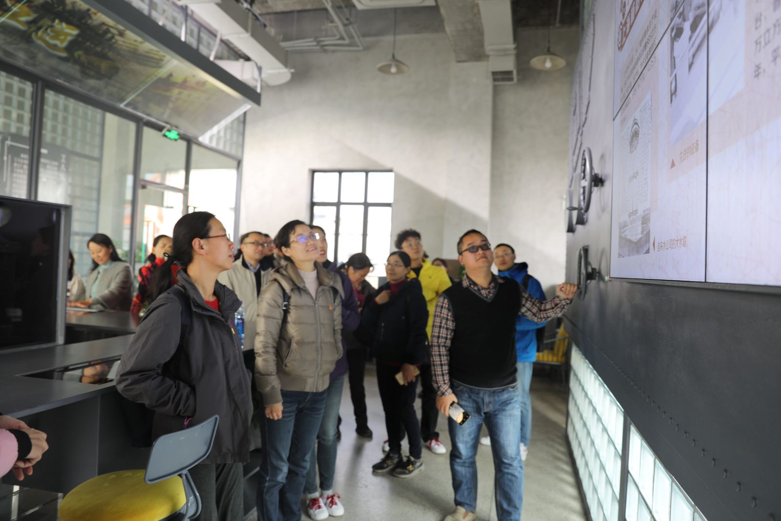 ​必威西汉姆联部门工会组织教职工健步走活动