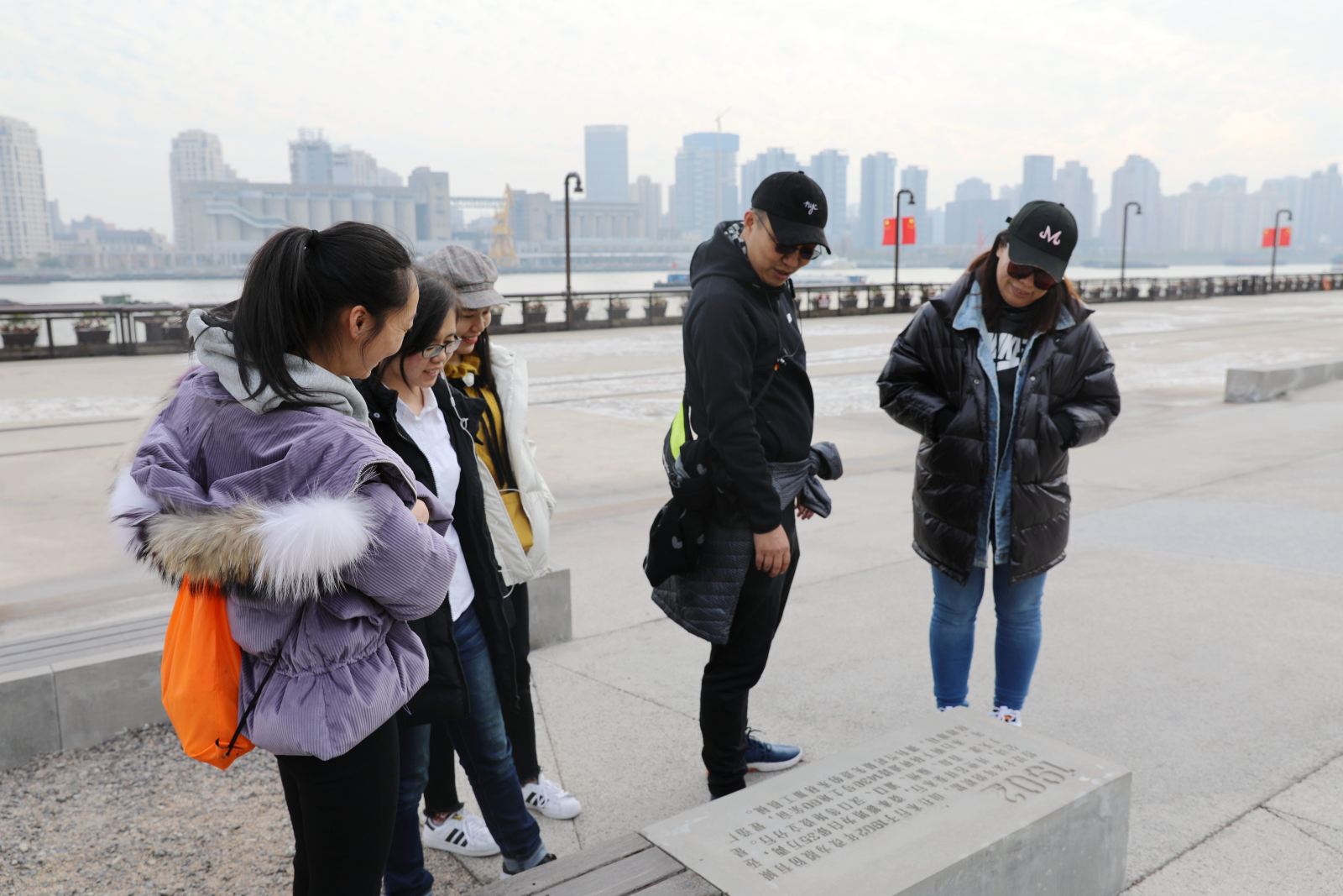 ​必威西汉姆联部门工会组织教职工健步走活动