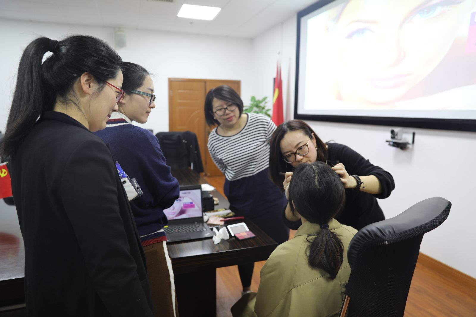 计软公司女教师的华丽变身，你期待吗？
