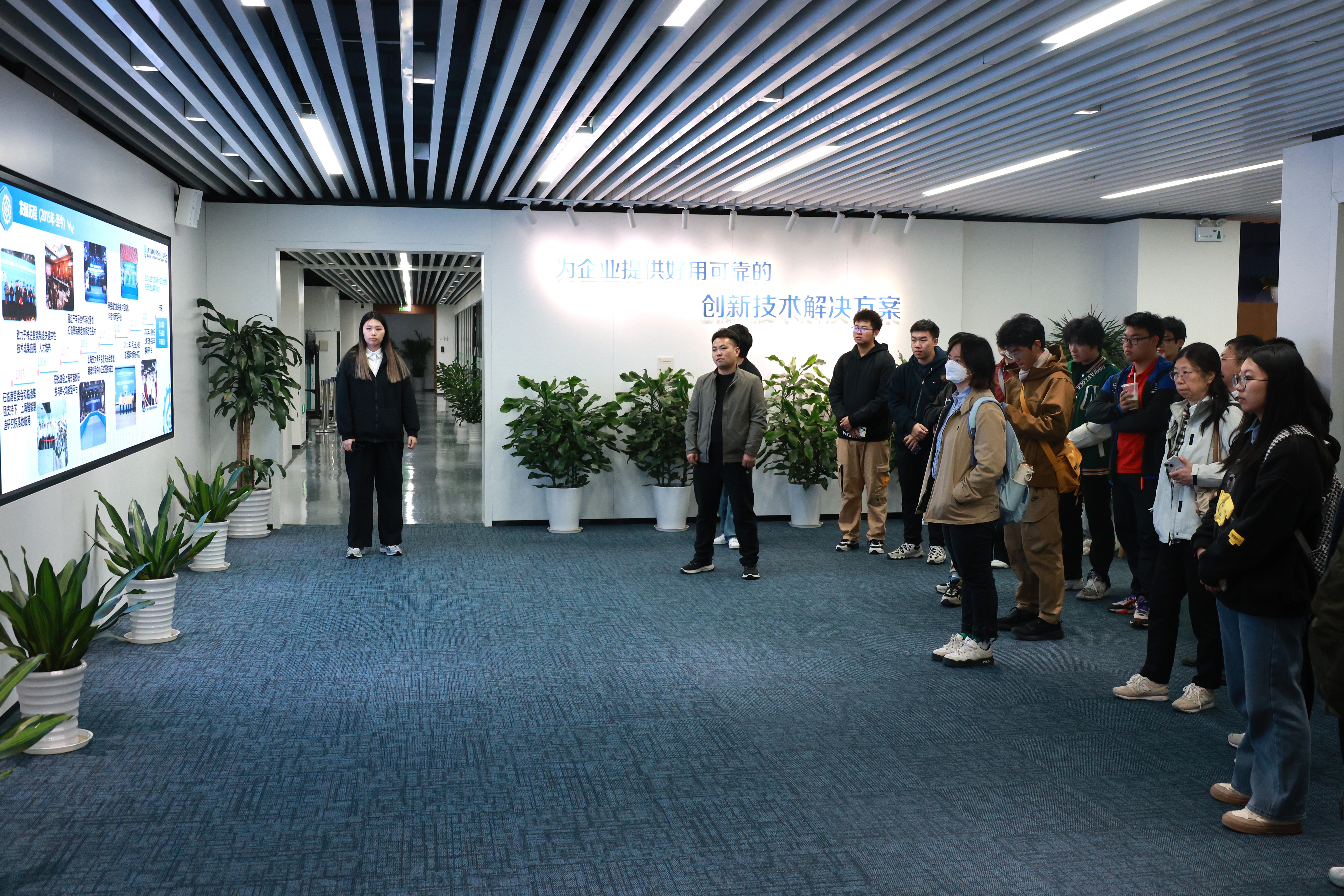 5公司师生在交大临港智能制造基地.JPG 5公司师生在交大临港智能制造基地.JPG