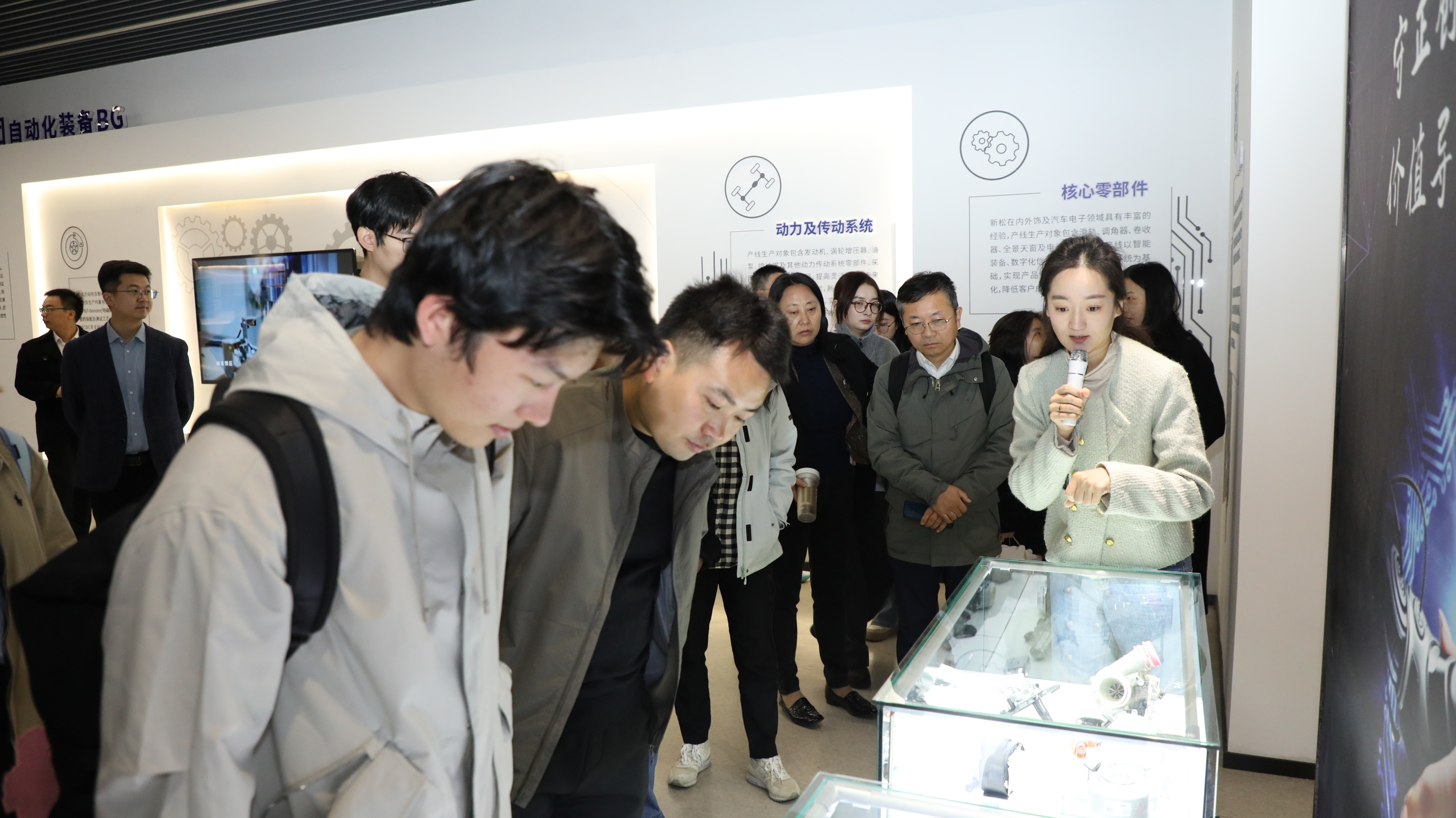 3公司师生在新松机器人.JPG 3公司师生在新松机器人.JPG