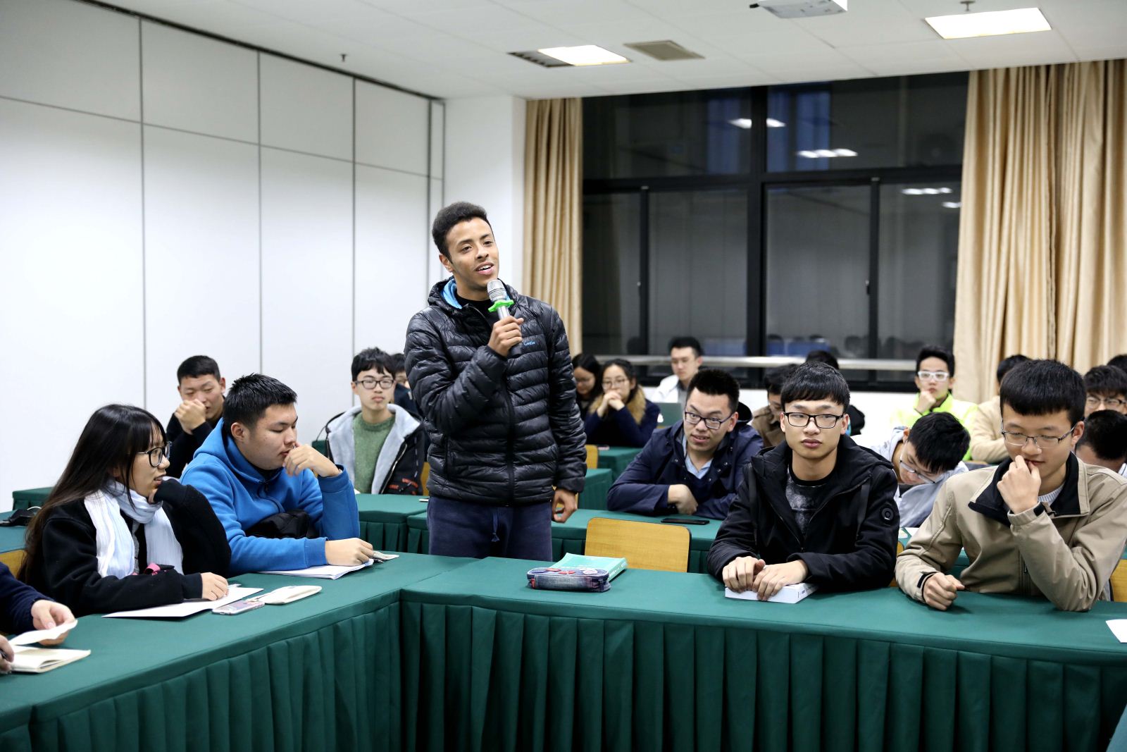 师生沟通 携手共进——计算机科学与公司召开2017级本科新生座谈会