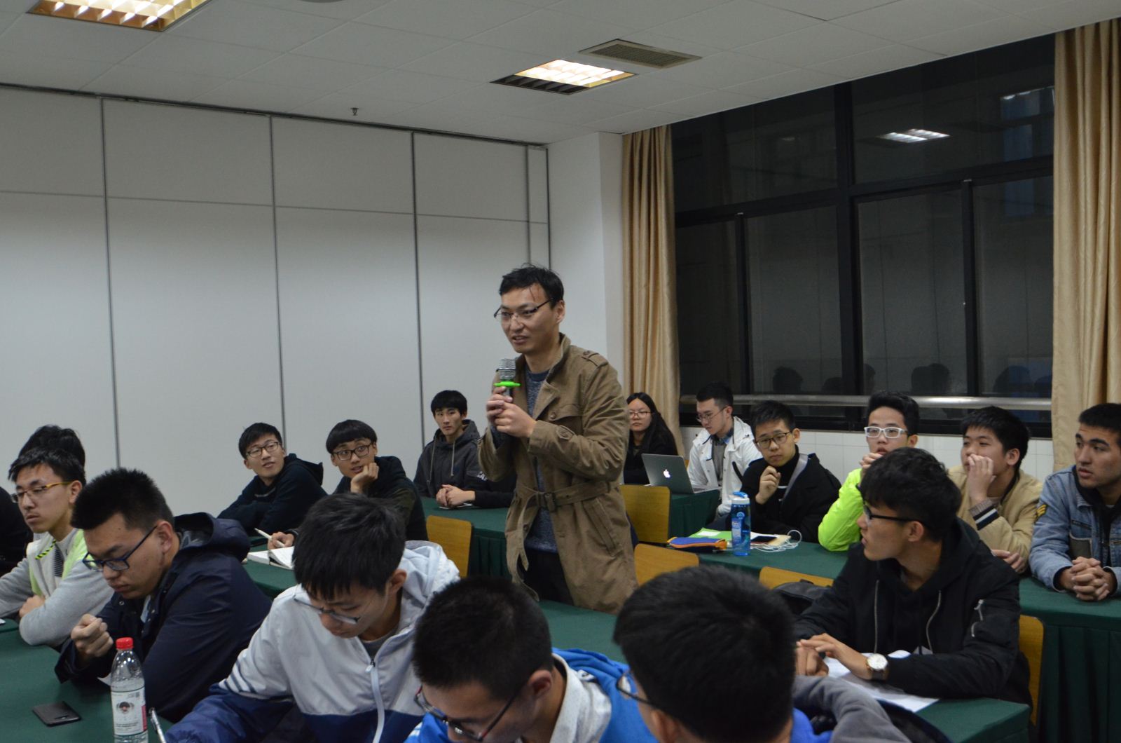 师生沟通 携手共进——计算机科学与公司召开2017级本科新生座谈会